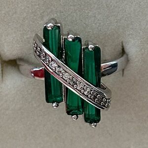 Elegant Vintage Swarovski emerald green crystal 925 Sterling Ring size 8